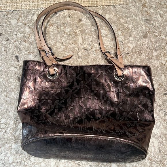 Micheal Kors silver shoulder bag - Picture 1 of 8